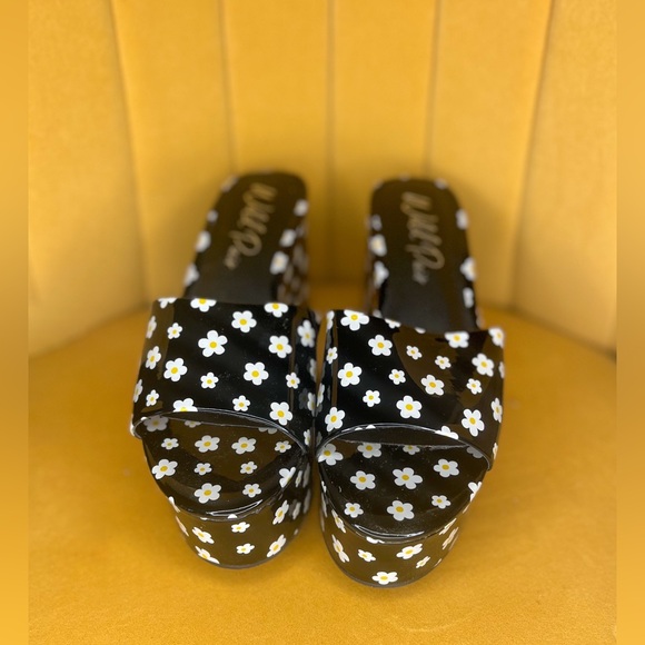 Wild pair daisy platform heels - Picture 3 of 3